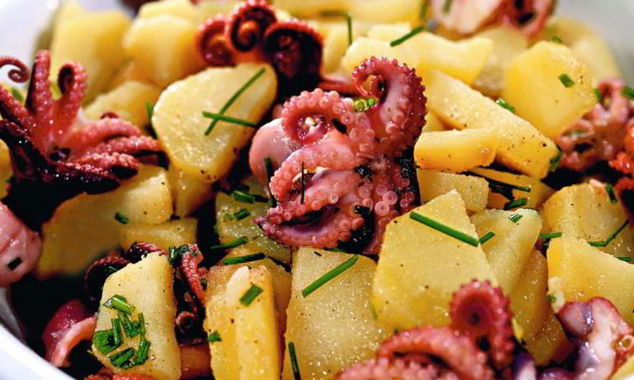 Рецепт картофельного салата с маринованными осьминогами