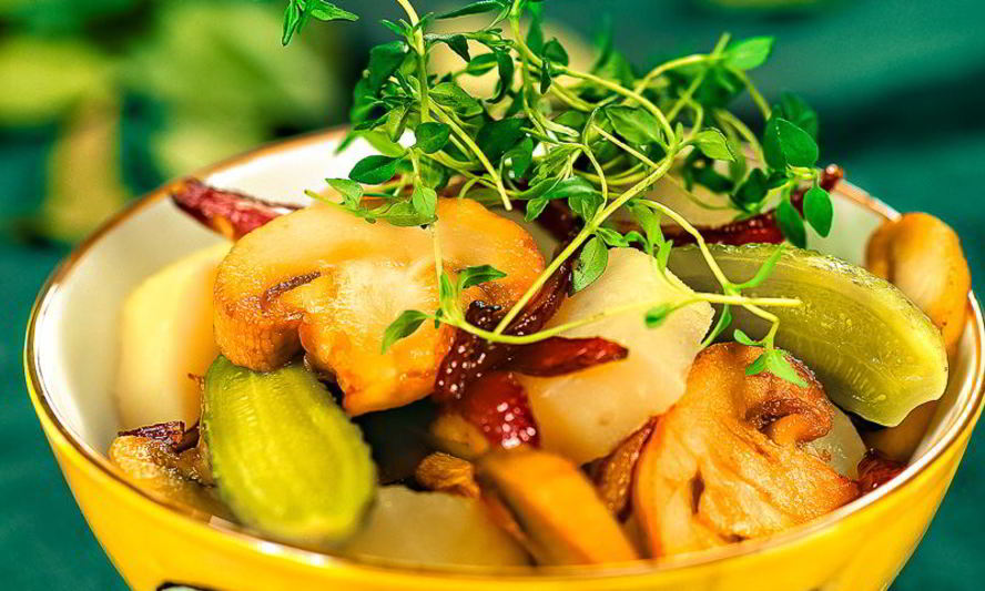 Рецепт картофельного салата с солеными огурцами и грибами