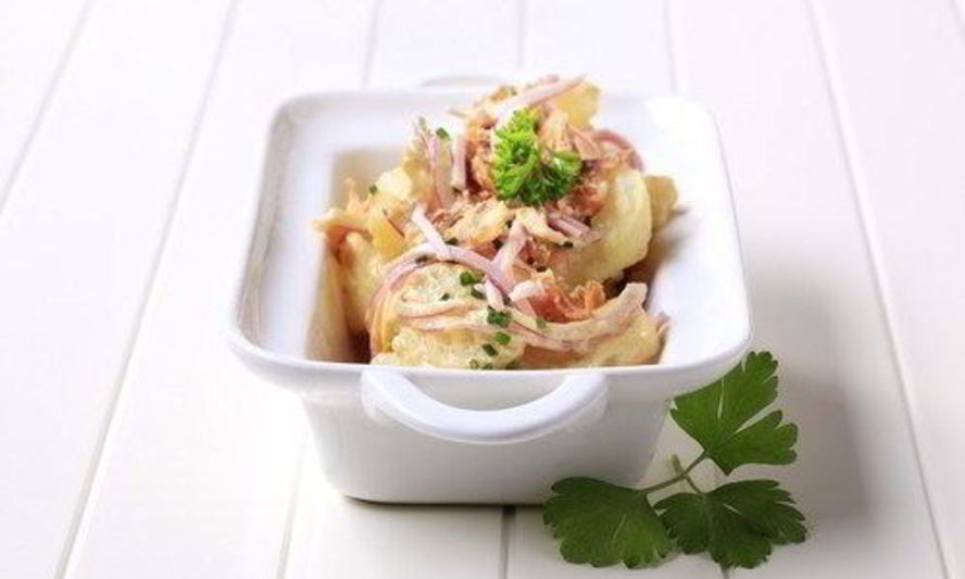 Рецепт картофельного салата с яблоками и беконом