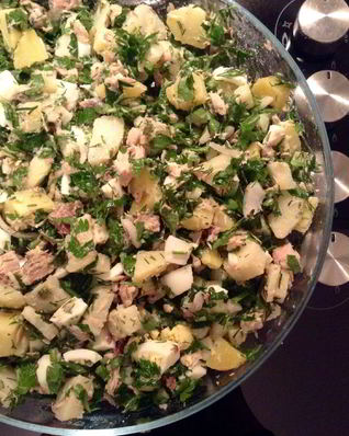 Картофельный салат с яйцами и тунцом