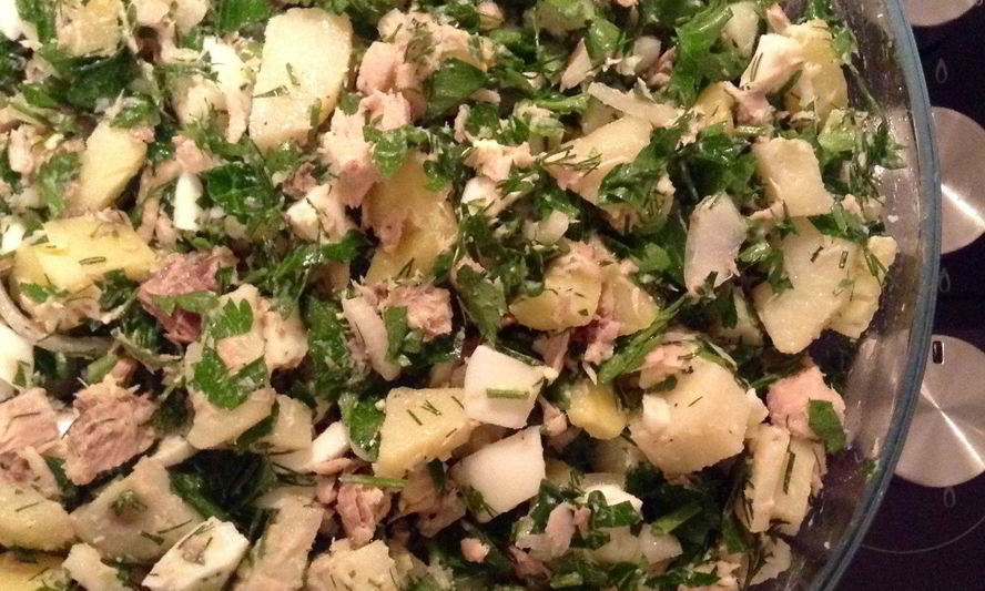 Рецепт картофельного салата с яйцами и тунцом