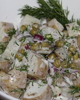 Картофельный салат с зеленым горошком