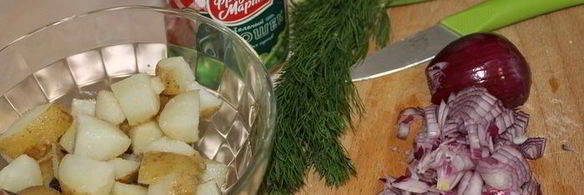 картофельный салат с зеленым горошком