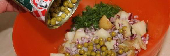 картофельный салат с зеленым горошком