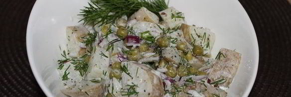 картофельный салат с зеленым горошком