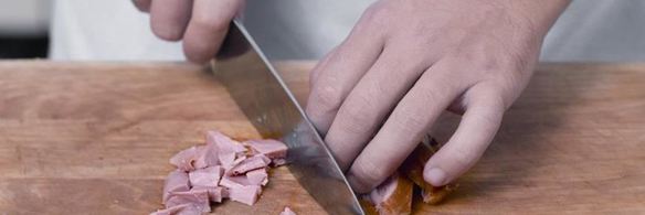 салат из картофеля и копченой курицы