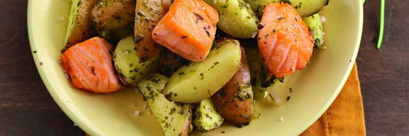 Салат из картофеля с щавелем и лососем