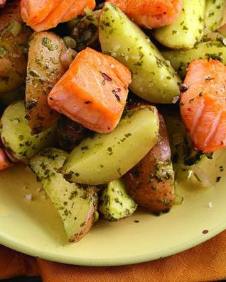 Салат из картофеля с щавелем и лососем