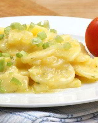 Салат из молодого картофеля с зеленым луком