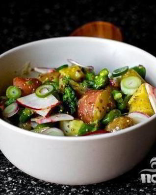 Салат с картофелем, маринованным луком и спаржей