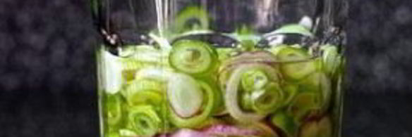 салат с картофелем, маринованным луком и спаржей