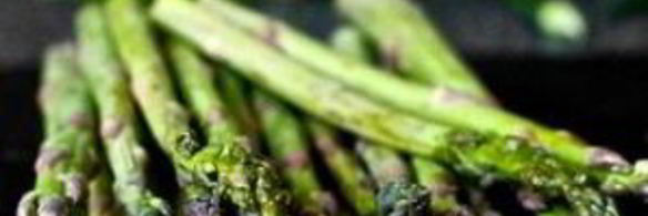 салат с картофелем, маринованным луком и спаржей