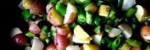 салат с картофелем, маринованным луком и спаржей