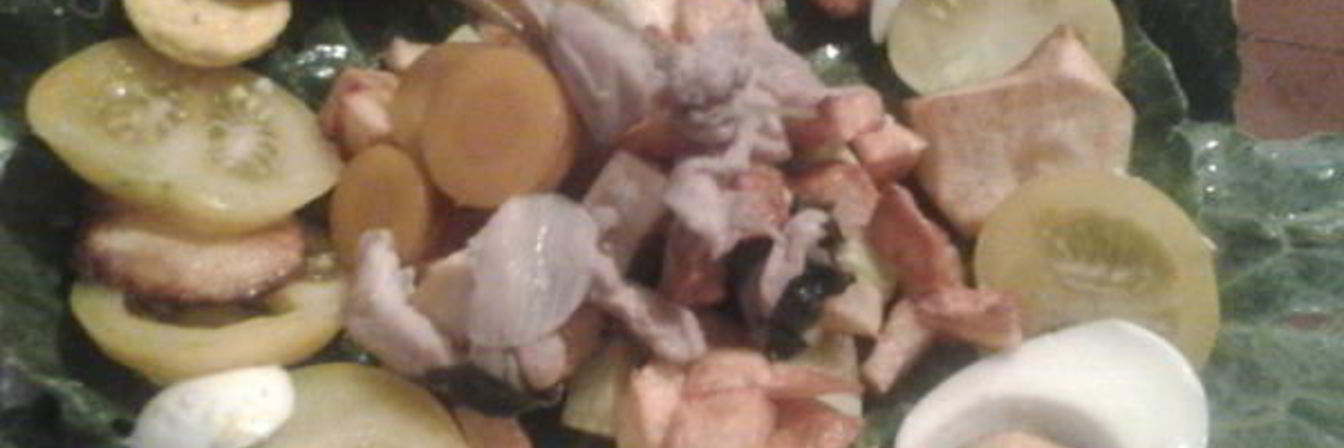 Салат с жареным картофелем и куриным филе