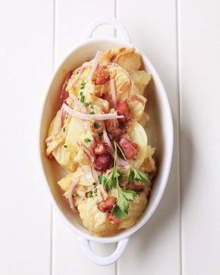 Теплый картофельный салат с беконом и горчичным соусом по-немецки