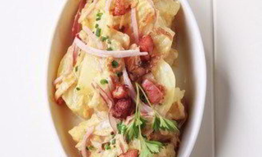 Рецепт теплого картофельного салата с беконом и горчичным соусом по-немецки