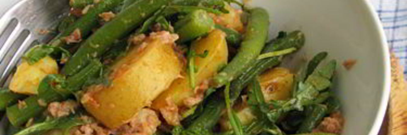 Теплый картофельный салат с тунцом