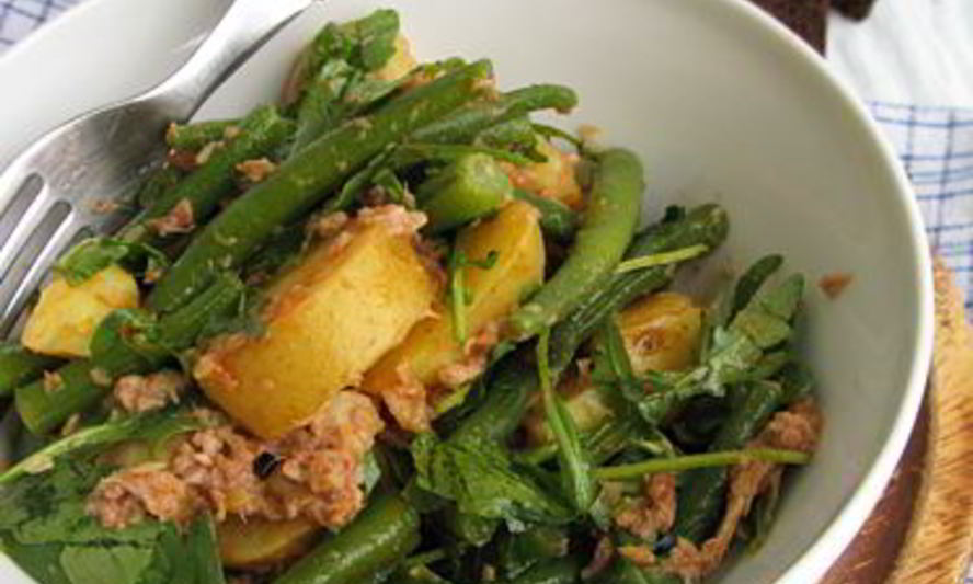 Рецепт теплого картофельного салата с тунцом