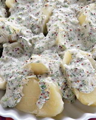 Теплый картофельный салат со сметанным соусом