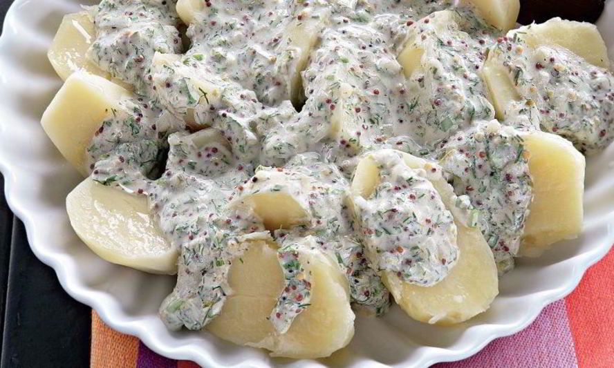 Рецепт теплого картофельного салата со сметанным соусом