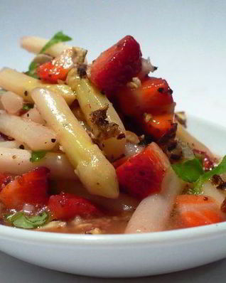 Кисло-сладкий салат из спаржи и клубники с апельсиновым соусом и лесным орехом