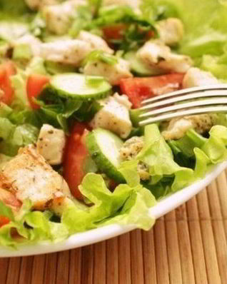 Легкий салат из свежих овощей и курицы