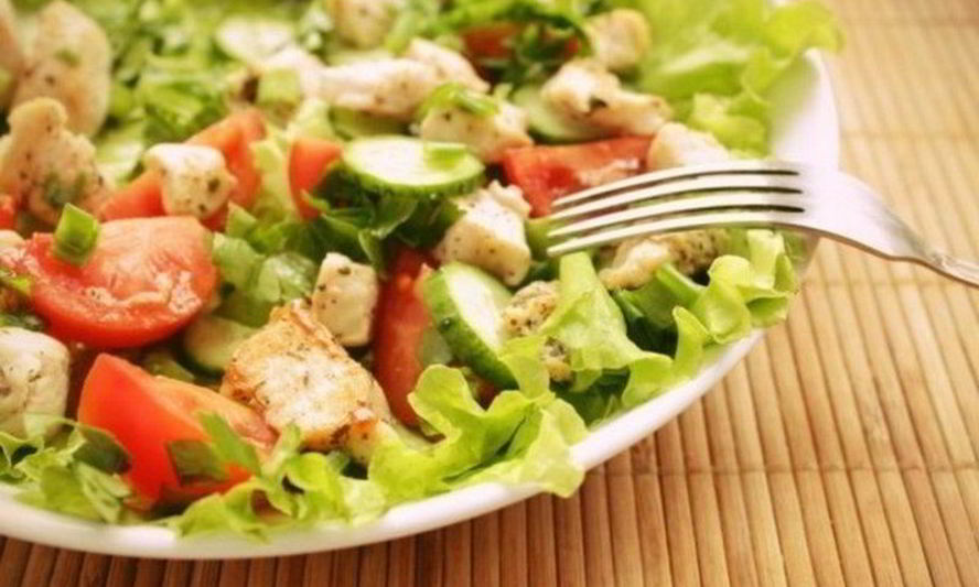 Рецепт легкого салата из свежих овощей и курицы