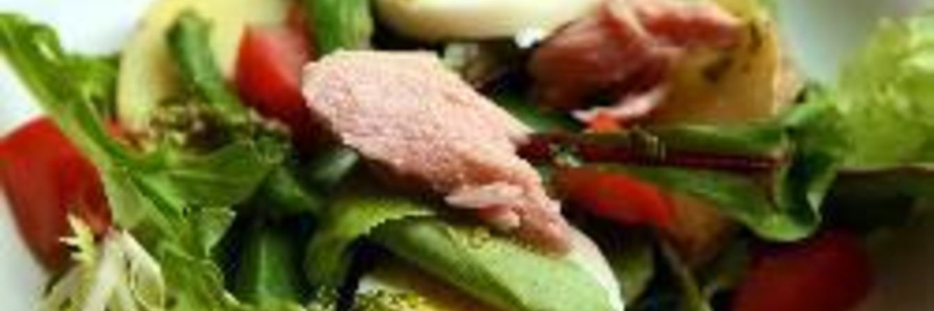 Овощной салат с консервированным тунцом