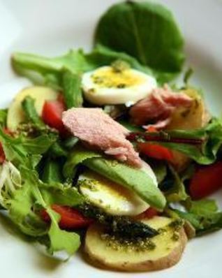 Овощной салат с консервированным тунцом