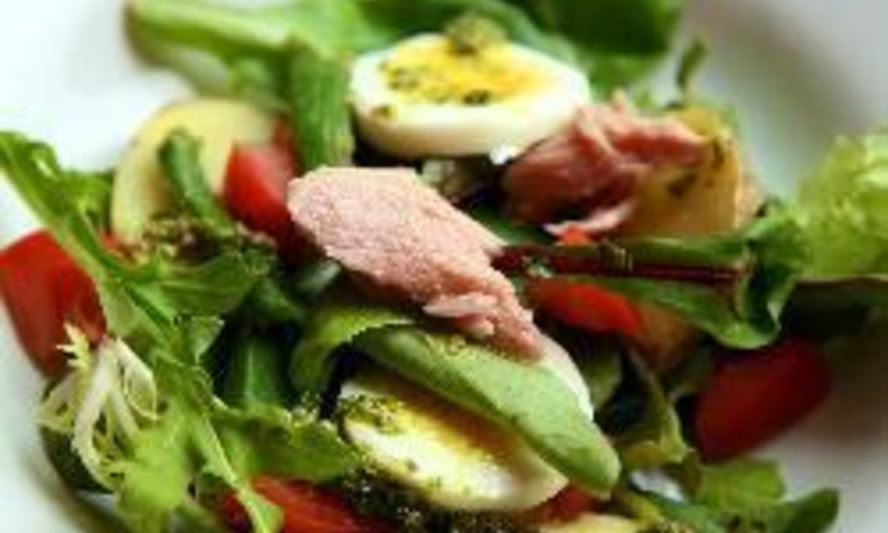 Рецепт овощного салата с консервированным тунцом