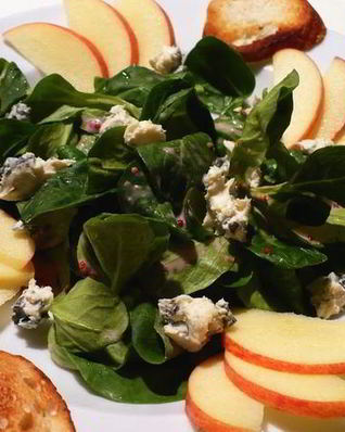 Полевой салат с сыром с голубой плесенью и яблоком