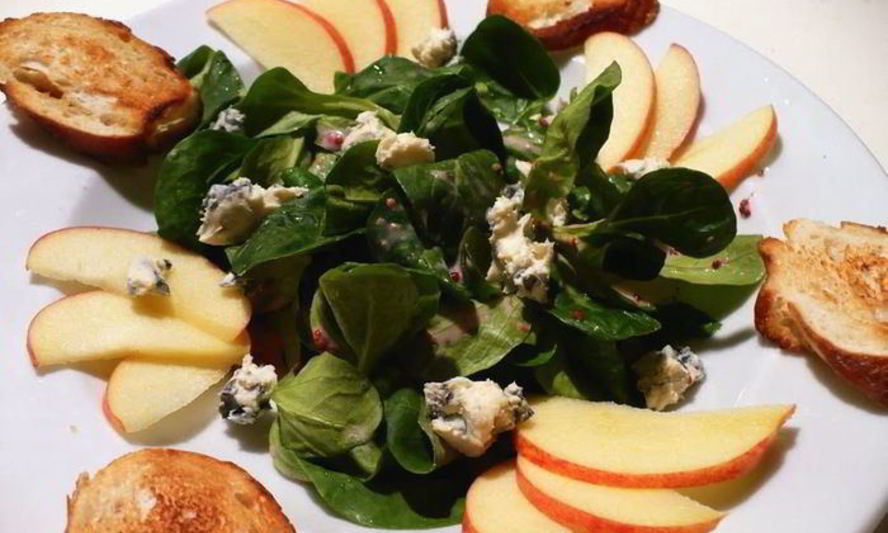 Рецепт полевого салата с сыром с голубой плесенью и яблоком