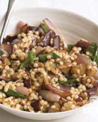 Салат из баклажанов, кус-кус и базилика