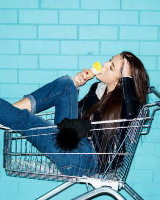 Салат из фунчозы с овощами и креветками