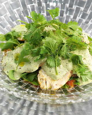 Салат из копченого цыпленка с соусом сациви