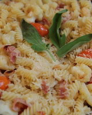 Салат из макарон с цветной капустой и кедровыми орешками