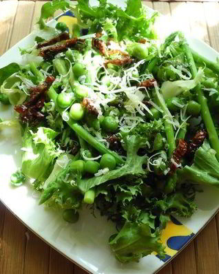 Салат из спаржи с зеленым горошком с мятным соусом