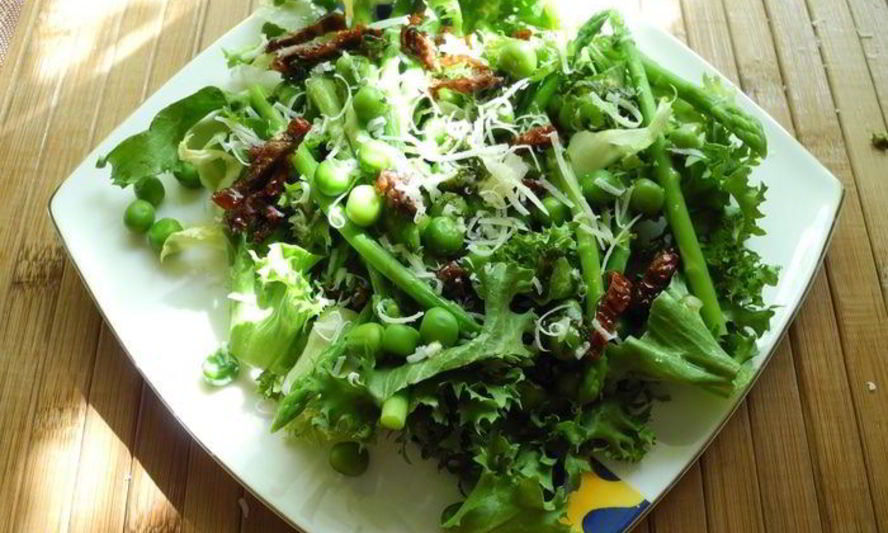 Рецепт салата из спаржи с зеленым горошком с мятным соусом