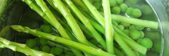 салат из спаржи с зеленым горошком с мятным соусом