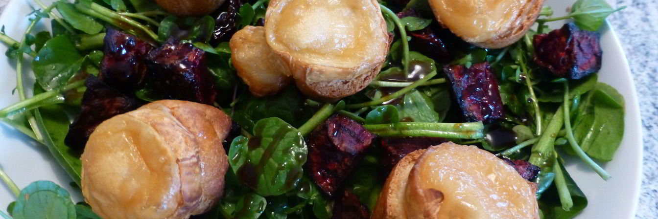 Салат из запеченной свеклы с сухариками и сыром