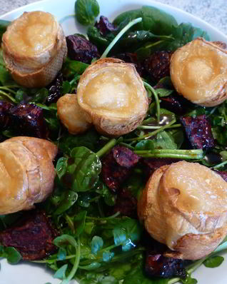 Салат из запеченной свеклы с сухариками и сыром