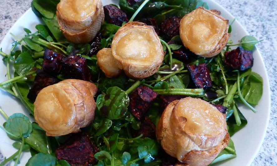 Рецепт салата из запеченной свеклы с сухариками и сыром