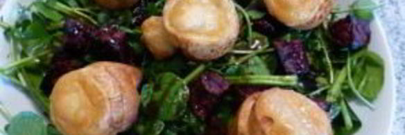 салат из запеченной свеклы с сухариками и сыром