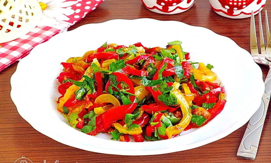 Рецепт салата из жареного перца с петрушкой и чесноком