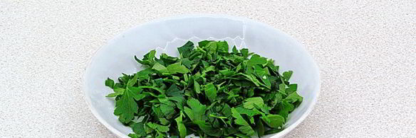 салат из жареного перца с петрушкой и чесноком