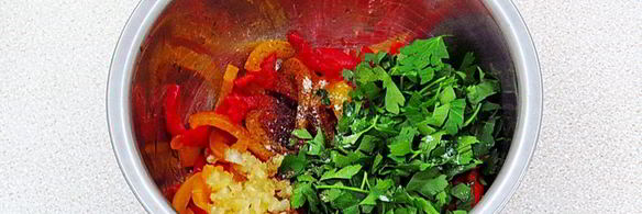 салат из жареного перца с петрушкой и чесноком