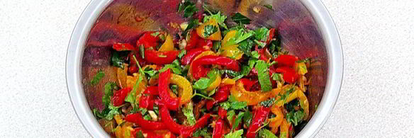 салат из жареного перца с петрушкой и чесноком