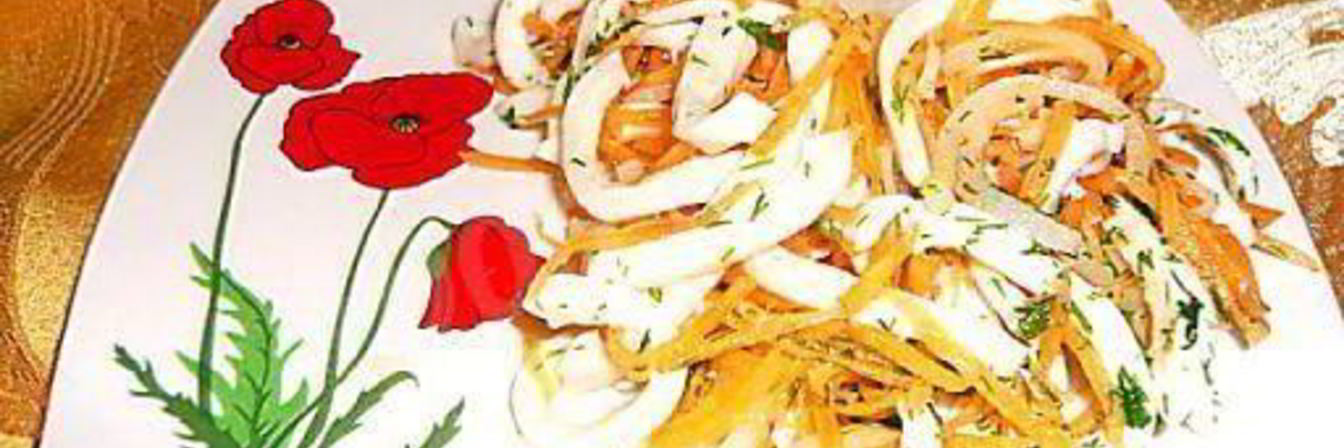 Салат кальмары с луком и морковкой