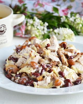 Салат курица с фасолью и грибами