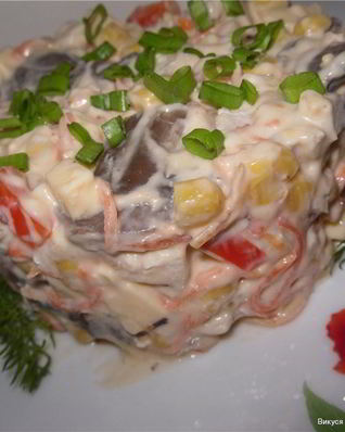 Салат Мозаика из курицы, грибов и овощей
